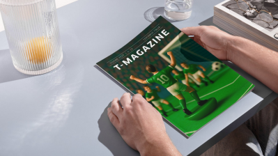 Copertina T-Magazine giugno 2025 con calciatori Subbuteo in maglia verde
